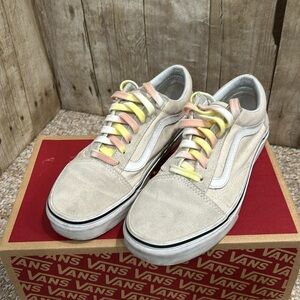 VANS Women’s 7.5 White Canvas & Suede Off the Wall sneakers
